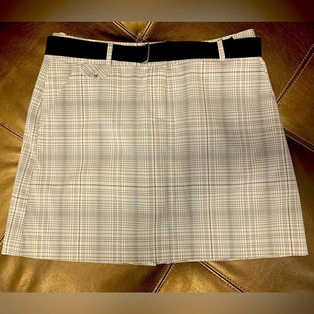 Izod black & white skort with belt.